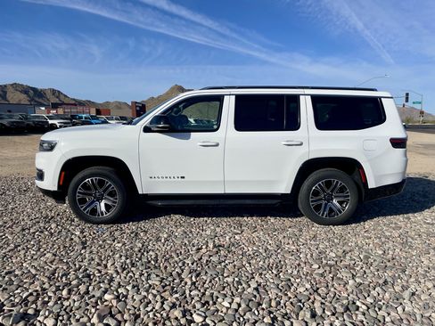 Used 2025 Jeep Wagoneer 4WD image 2