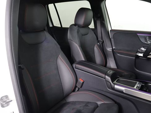 Used 2025 Mercedes-Benz GLB 250 4MATIC image 26