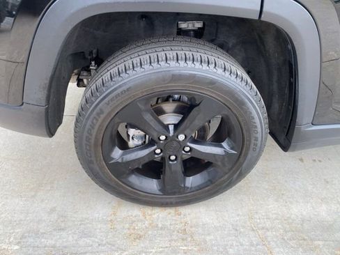 Used 2023 Jeep Grand Cherokee Limited w/ Black Appearance Package image 15