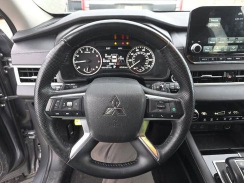 Used 2024 Mitsubishi Outlander SE Black Edition image 12