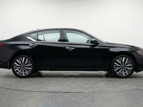 Used 2025 Nissan Altima 2.5 SV FWD image 11