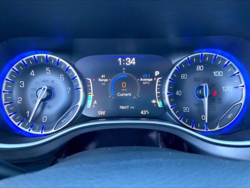 Used 2023 Chrysler Pacifica Touring-L image 24