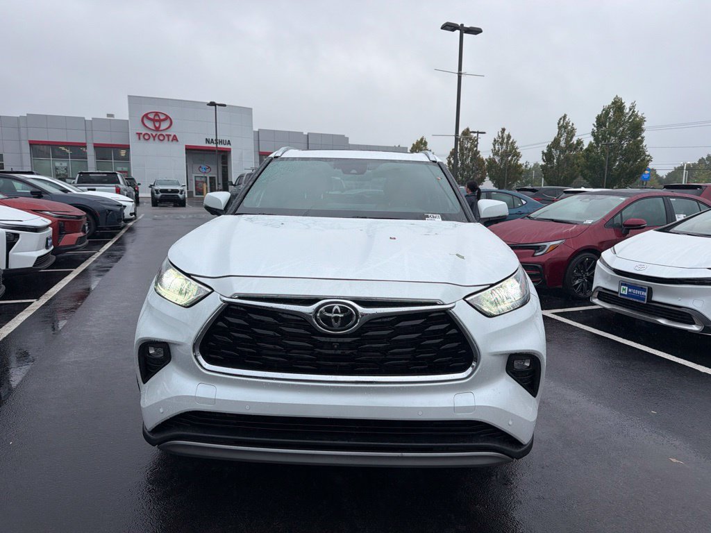 Used 2026 Toyota Highlander Platinum AWD/4WD image 2