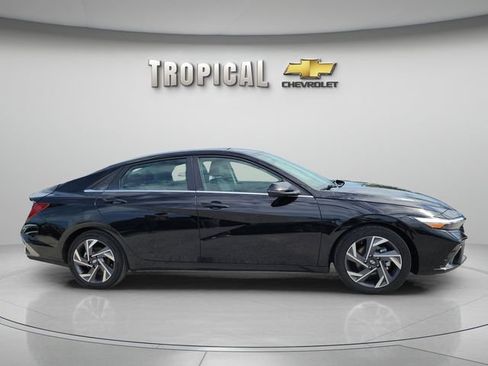 Used 2025 Hyundai Elantra Limited FWD image 6