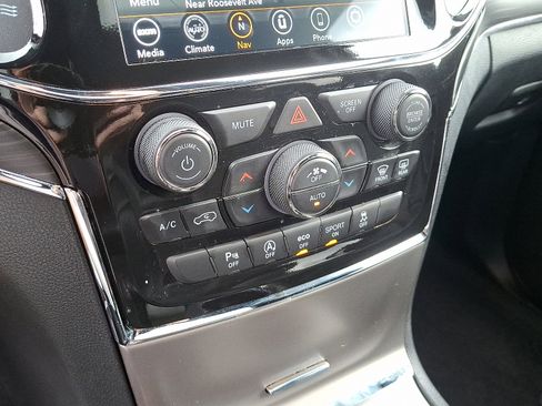 Used 2022 Jeep Grand Cherokee Limited image 18