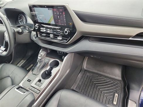 Used 2021 Toyota Highlander Limited image 29