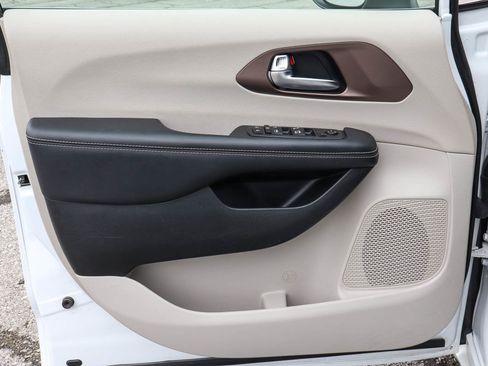 Used 2023 Chrysler Voyager LX image 13