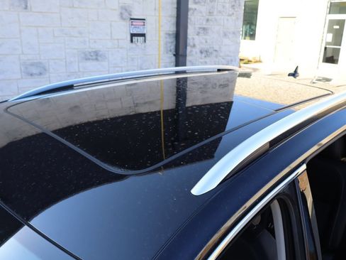 Used 2023 Volkswagen Tiguan SE w/ Panoramic Sunroof Package FWD image 4