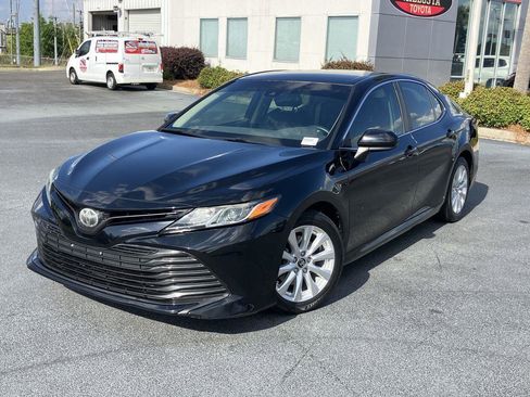 Used 2018 Toyota Camry LE image 1