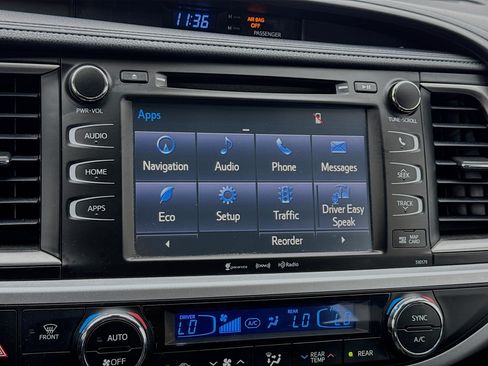 Used 2018 Toyota Highlander SE FWD image 11