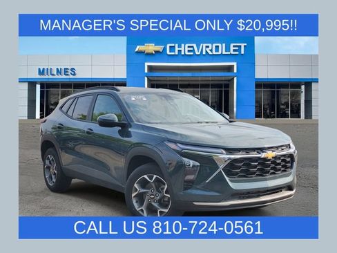 Used 2025 Chevrolet Trax LT FWD image 1
