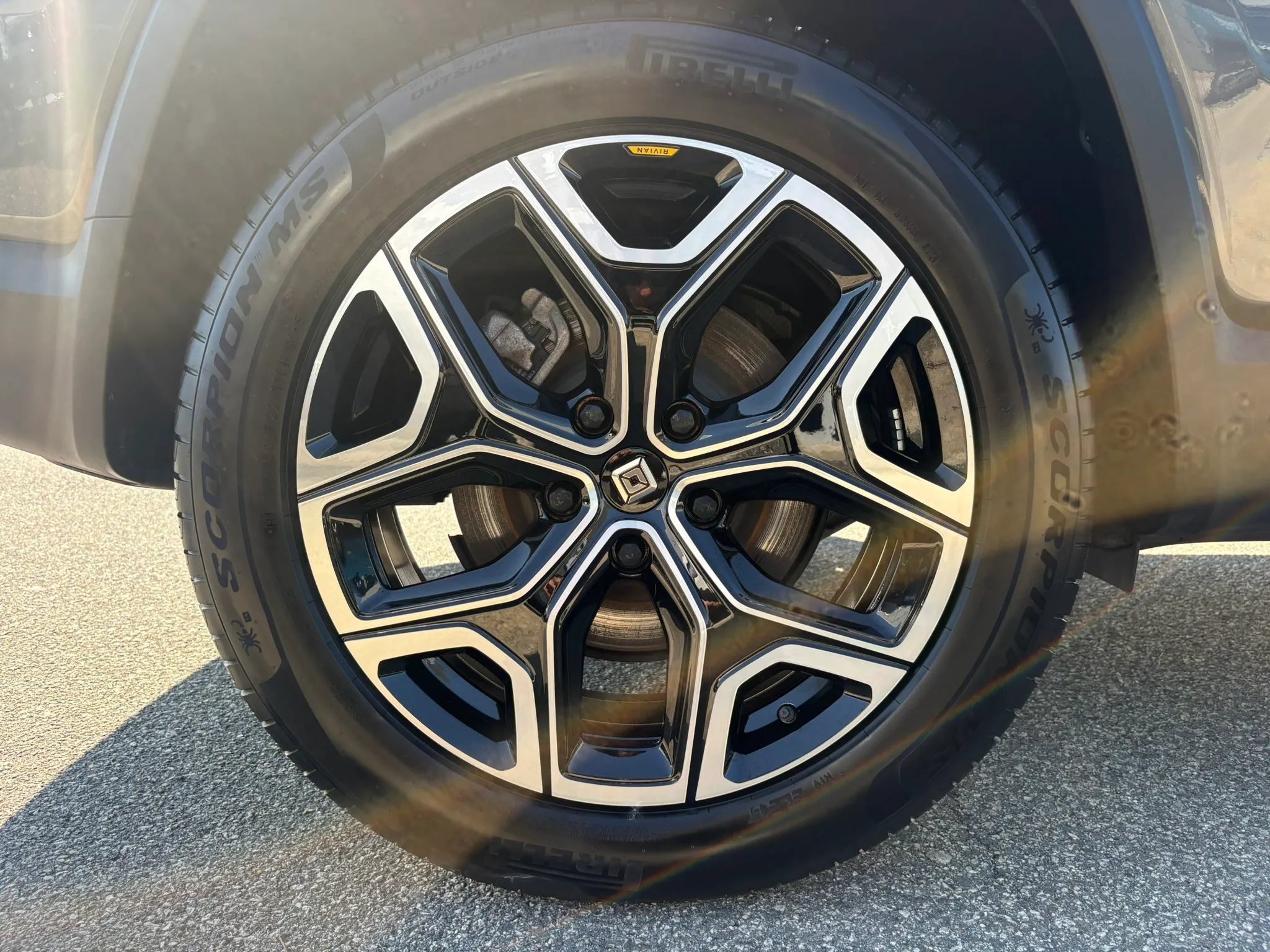 Used 2025 Rivian R1S Adventure Dual AWD/4WD image 30