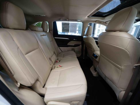 Used 2018 Toyota Highlander XLE AWD/4WD image 25