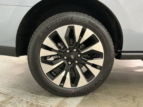 New 2027 Ford Expedition Platinum w/ Driver's Package AWD/4WD image 9