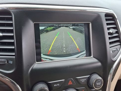 Used 2020 Jeep Grand Cherokee Laredo AWD/4WD image 17
