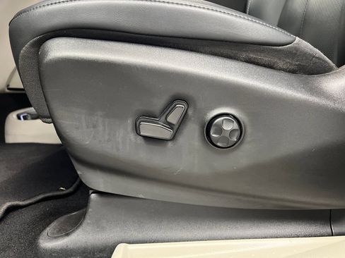 Used 2024 Chrysler Pacifica Touring-L FWD image 13