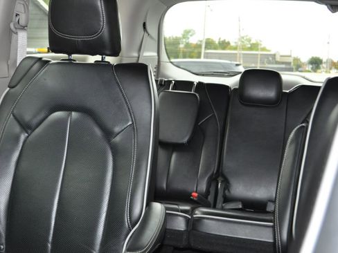 Used 2022 Chrysler Pacifica Limited image 13