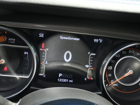 Used 2021 Jeep Wrangler Unlimited Sahara AWD/4WD image 12