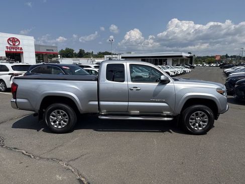 Used 2018 Toyota Tacoma SR5 AWD/4WD image 8