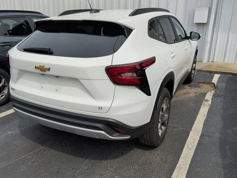 Used 2025 Chevrolet Trax LT FWD image 3