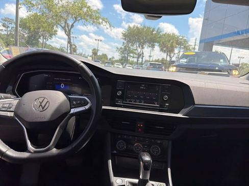 Used 2024 Volkswagen Jetta SE FWD image 8