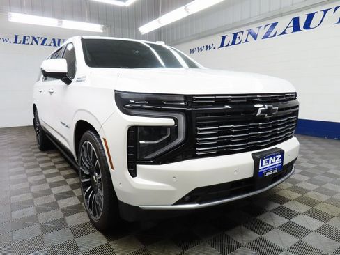 Used 2025 Chevrolet Suburban High Country image 3