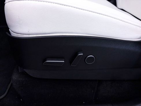 Used 2022 Tesla Model Y Long Range image 18