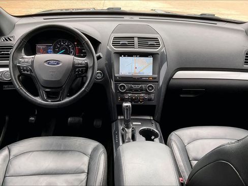 Used 2017 Ford Explorer XLT w/ Equipment Group 202A AWD/4WD image 14