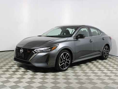 Used 2025 Nissan Sentra SR FWD image 3
