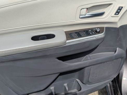 Used 2023 Toyota Sienna Limited FWD image 16