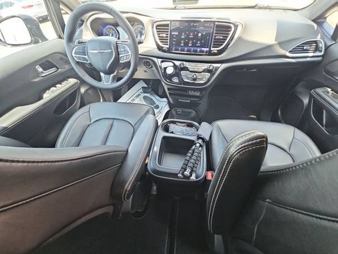 Used 2025 Chrysler Pacifica Select FWD image 22