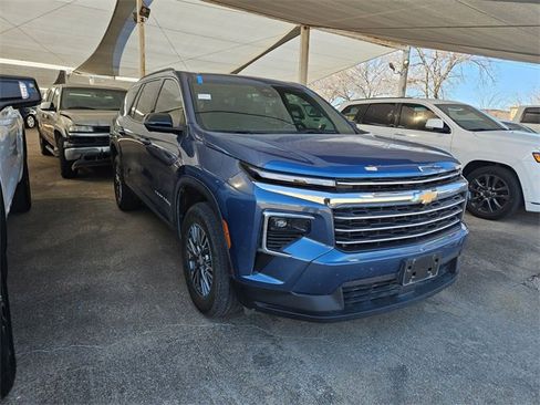 Used 2024 Chevrolet Traverse LT image 3