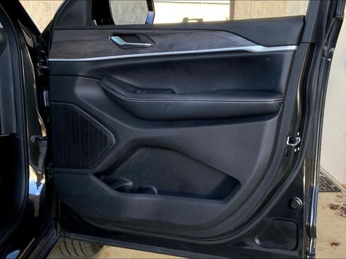 Used 2023 Jeep Grand Cherokee Limited w/ Luxury Tech Group II image 21