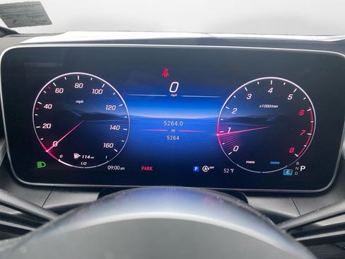 Used 2025 Mercedes-Benz GLC 300 4MATIC image 11