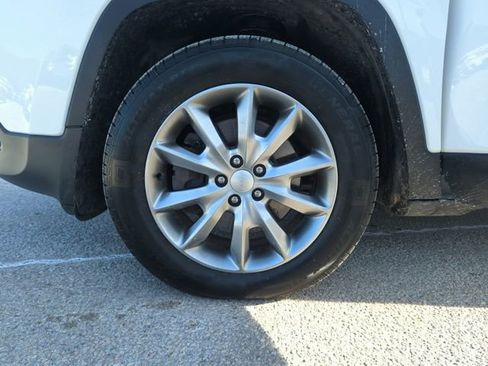 Used 2018 Jeep Cherokee Limited image 32