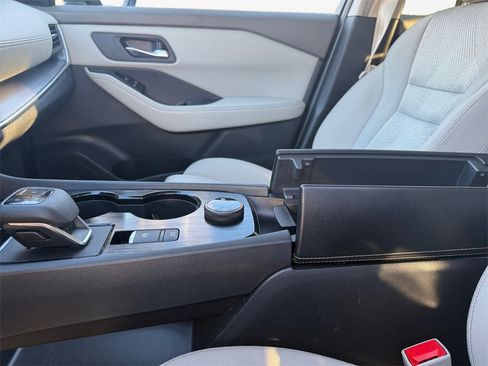 Used 2024 Nissan Rogue SV image 31