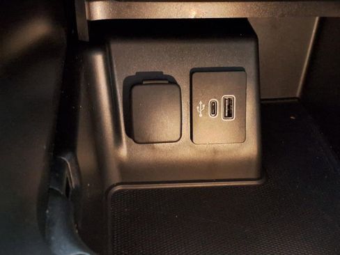 Used 2025 Ford Explorer Active AWD/4WD image 9