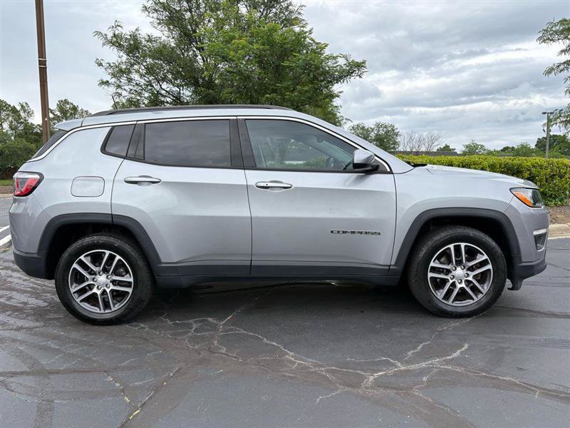 Used 2018 Jeep Compass Latitude w/ Popular Equipment Group FWD image 9