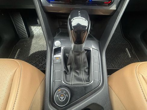 Used 2022 Volkswagen Tiguan SE w/ Panoramic Sunroof Package image 18