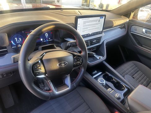 Used 2025 Ford Explorer ST-Line w/ Premium Package image 5