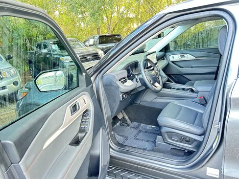 Used 2025 Ford Explorer Active w/ Active Comfort Package AWD/4WD image 10