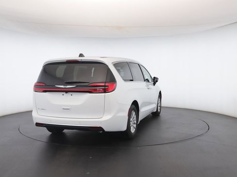 New 2026 Chrysler Pacifica Select image 23