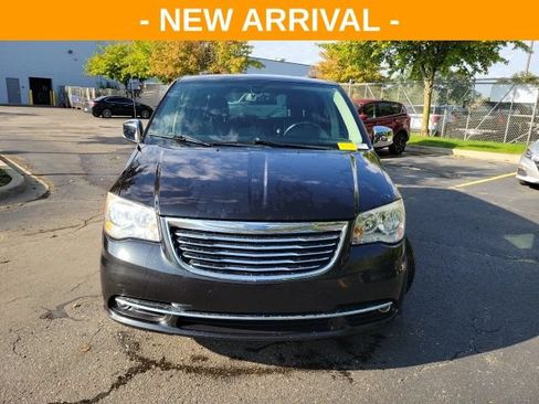 Used 2013 Chrysler Town & Country Touring-L w/ Driver Convenience Group FWD image 8
