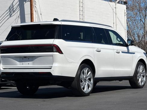 Used 2025 Lincoln Navigator L Reserve image 4