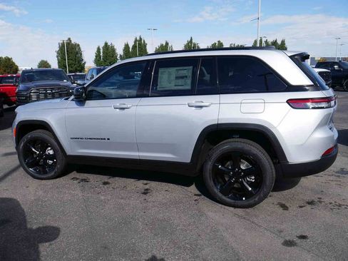 New 2025 Jeep Grand Cherokee Limited w/ Luxury Tech Group II image 13