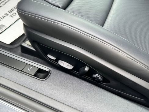 Used 2025 Porsche 911 Carrera image 4