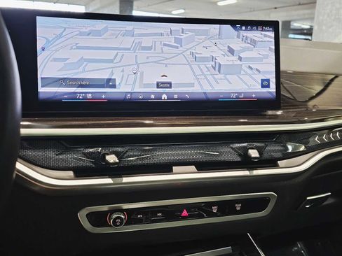 Used 2024 BMW X7 xDrive40i image 16