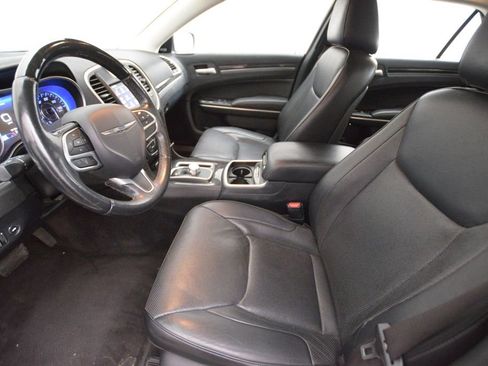 Used 2018 Chrysler 300 Limited image 10