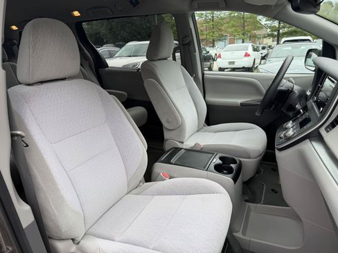 Used 2020 Toyota Sienna LE FWD image 26