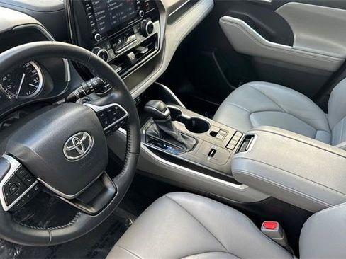 Used 2022 Toyota Highlander XLE image 10